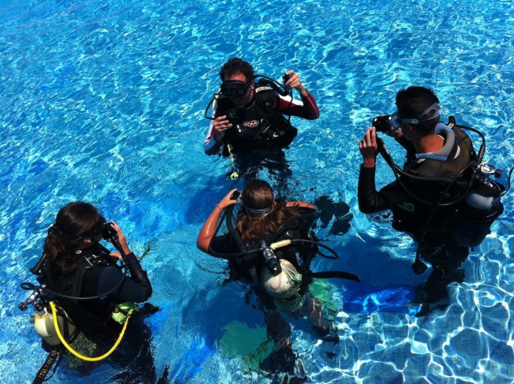 Persona disfrutando de su primer buceo