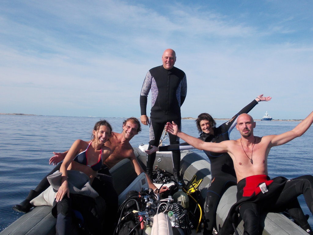 Participantes preparándose para buceo