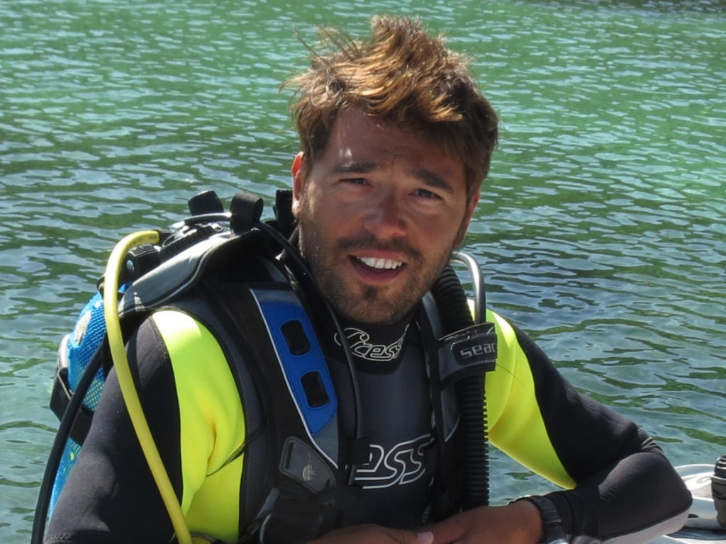Instructor ayudando a un principiante en buceo